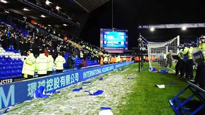Kursi tribune stadion dilempar pada laga derby Birmingham. (AFP PHOTO)