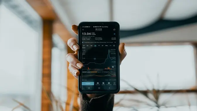 Ilustrasi dollar-cost averaging (Photo by Tech Daily on Unsplash)