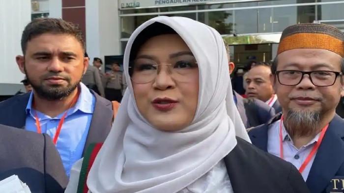 SIDANG - Terdakwa Tifauzia Tyassuma alias dr Tifa saat memberikan keterangan kepada awak media jelang sidang pembacaan putusan sela di Pengadilan Negeri Jakarta Timur, Kamis (23/7/2026). Ini alasan sidangnya diprediksi lama.