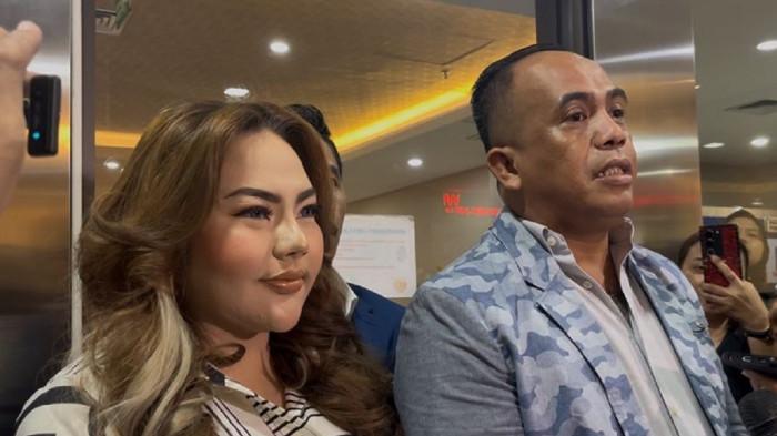 LISA MARIANA - Selebgram Lisa Mariana saat memenuhi panggilan Bareskrim Polri, Jumat (24/10/2025). Dia diperiksa sebagai terangsak kasus pencemaran nama baik mantan Gubernur Jawa Barat, Ridwan Kamil.