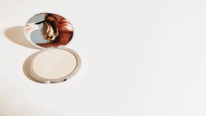 Apa Perbedaan Utama Setting Powder dan Finishing Powder?/copyright pexels/Diana ✨