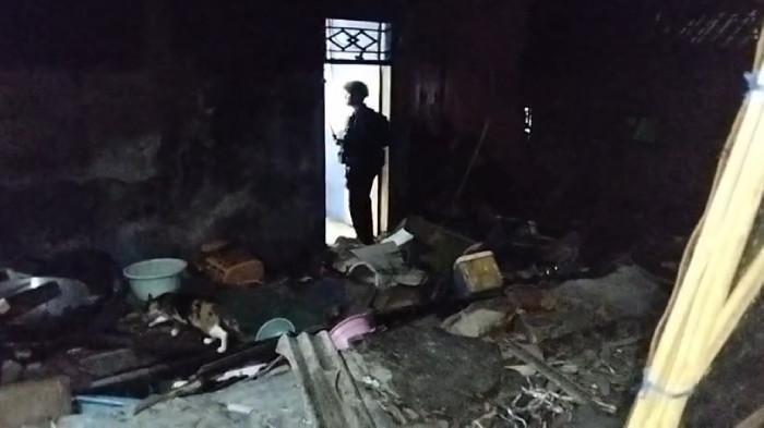 MELEDAK - Suasana dalam rumah milik Muhammad Ali, seorang nelayan warga Kampung Cisarua, Desa Citeureup, Kecamatan Panimbang, Kabupaten Pandeglang, tewas dalam insiden ledakan yang terjadi di rumahnya yang diduga berasal dari ledakan bom ikan, Rabu (26/8/2026).
