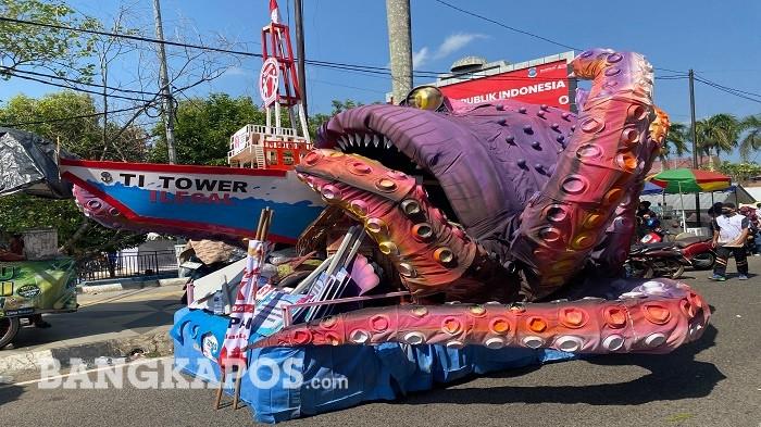 Miniatur gurita raksasa menjadi bagian dari kreasi hias SLB Negeri Pangkalpinang dalam pawai karnaval HUT ke-81 Kemerdekaan RI di Kota Pangkalpinang, Kamis (27/8/2026). Miniatur tersebut mengangkat pesan kepedulian terhadap ekosistem laut sekaligus kritik terhadap aktivitas TI ilegal yang dinilai mengancam kelestarian alam Bangka Belitung.