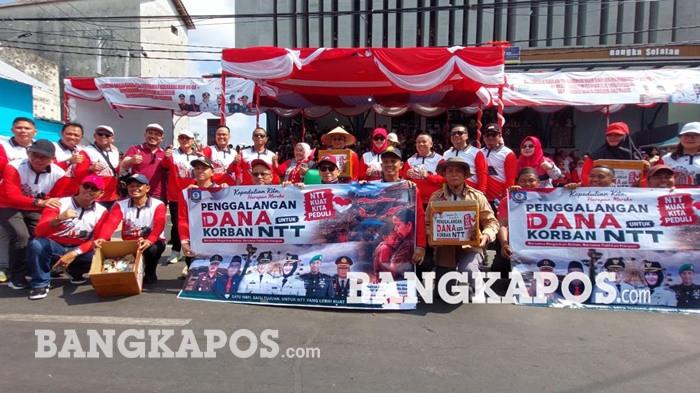 Hibur Masyarakat - Bupati Bangka Selatan, Riza Herdavid ketika menghibur masyarakat menggunakan kostum dinosaurus saat pawai dan karnaval HUT RI, Kamis (27/8/2026). Aksi tersebut dilakukan dalam rangka penggalangan dana untuk masyarakat NTT.