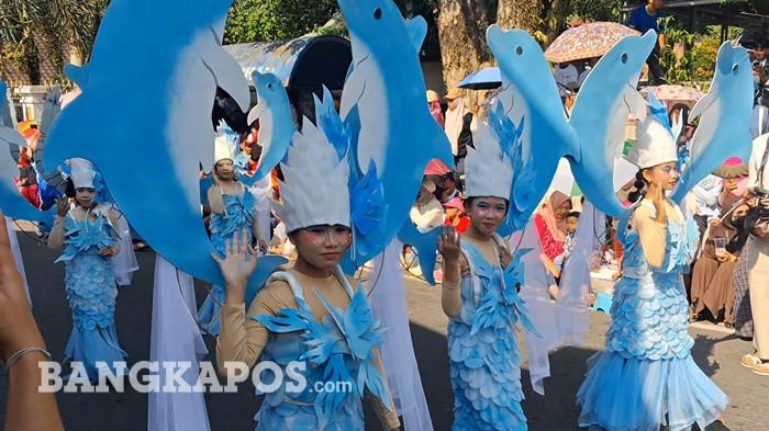 KARNAVAL-'Para peserta pawai karnaval di Kota Pangkalpinang, menampilkan berbagai macam kreasi dan penampilan di hari kedua pelaksanaan pawai peringatan HUT ke-81 RI, pada Kamis (27/8/2026).