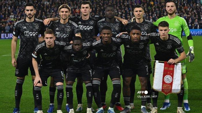 PEMAIN AJAX AMSTERDAM - (Arsip 2023) Kiper Ajax Jerman #40 Diant Ramaj (barisan belakang R) berdiri bersama rekan setimnya Bek Ajax kelahiran Italia #03 Anton Gaaei, bek Ajax Kroasia #37 Josip Sutalo, bek Ajax Belanda #04 Jorrel Hato, bek Ajax Kroasia #25 Borna Sosa, Gelandang Ajax kelahiran Swedia #33 Benjamin Tahirovic, gelandang Ajax Belanda #23 Steven Berghuis, gelandang Ajax Belanda #08 Kenneth Taylor, striker Ajax Portugal #11 Carlos Forbs, striker Ajax Belanda #09 Brian Brobbey dan gelandang Ajax Belanda #07 Steven Bergwijn untuk foto tim menjelang pertandingan sepak bola Grup B Liga Eropa UEFA antara Brighton and Hove Albion dan Ajax di Stadion Komunitas American Express di Brighton, Inggris selatan pada 26 Oktober 2023.