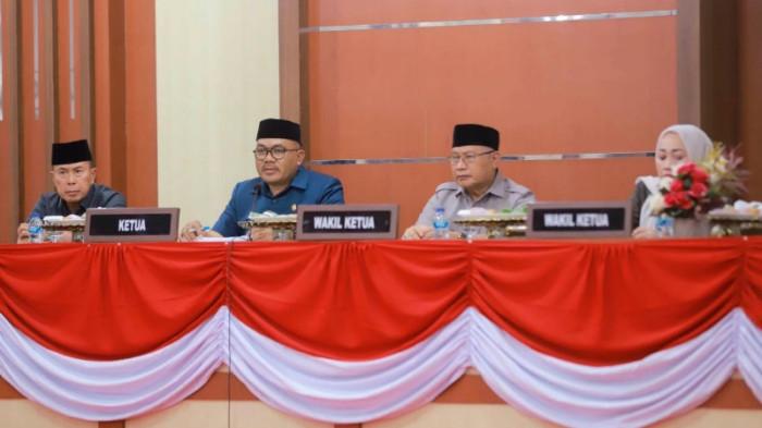 Gubernur Sultra Andi Sumangerukka, pimpinan DPRD La Ode Tariala, Herry Asiku, Hasmawati