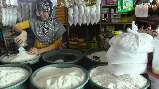 Pedagang tengah menata dagangannya di salah satu pasar di Jakarta, Selasa (3/5). Badan Pusat Statistik (BPS) mengatakan harga bahan kebutuhan pokok relatif terkendali seperti beras dan daging ayam. (Liputan6.com/Angga Yuniar)