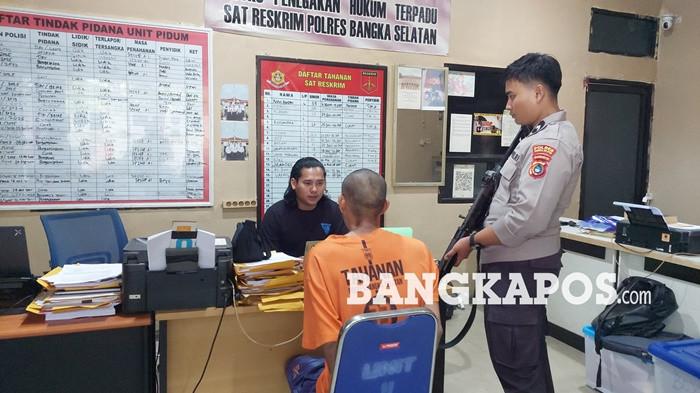 JALANI PEMERIKSAAN -- JB (31), warga Kelurahan Toboali, Kecamatan Toboali saat menjalani pemeriksaan di ruang Pidana Umum Satreskrim Polres Bangka Selatan, Kamis (27/8/2026). JB ditangkap atas dugaan kasus pencurian dengan pemberatan.