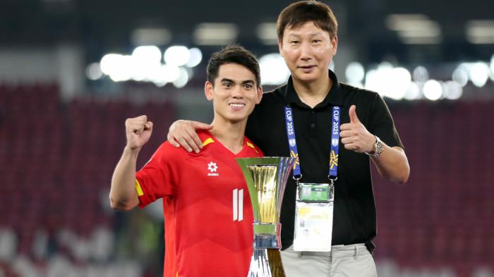 AFF U23 2025 - Pelatih Vietnam U23, Kim Sang-sik beserta kapten tim Khuat Van Khang sebelum mengangkat trofi juara Piala AFF U23 2025 di Stadion Utama Gelora Bung Karno, Jakarta, Selasa (29/7/2025). (Facebook VFF - 30/7/2025)
