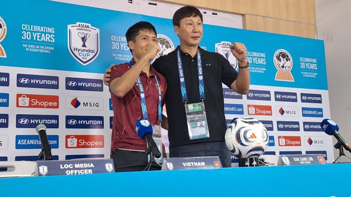 RAIH KEMENANGAN - Pelatih Timnas Vietnam, Kim Sang-sik bersama dengan pemainnya saat melakukan sesi konferensi pers usai laga kontra Indonesia di Stadion Pakansari, Bogor, Senin (4/8/2026). Tribunnews/Abdul Majid