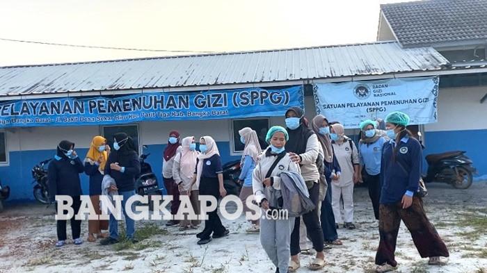 SPPG BERHENTI SEMENTARA — Relawan SPPG Sekar Biru 2, Parittiga, Bangka Barat saat berkumpul di halaman dapur MBG mempertanyakan soal kabar suspen tiba-tiba, Kamis (27/8/2026). 