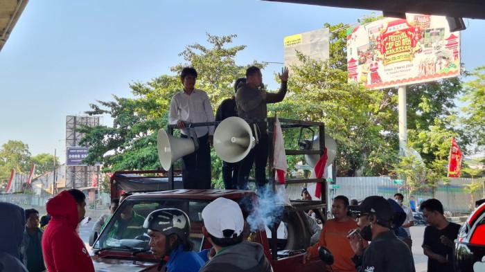 DEMO MAKASSAR - Suasana unjuk rasa di bawah Fly Over, perempatan Jl Urip Sumoharjo-AP Pettarani, Kecamatan Panakkukang, Kota Makassar, Sulawesi Selatan, Kamis (27/8/2026). Unjuk rasa ini menyoroti sejumlah persoalan.