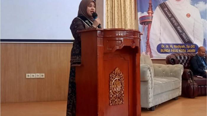 Bunda PAUD Kota Jambi, Dr. dr. Hj. Nadiyah Maulana, Sp.OG, membuka Workshop Pendidik PAUD Kota Jambi bertema “Menyiapkan Generasi Alpha yang Bernalar Kritis Lewat Pembelajaran Coding dan AI Berbasis Permainan”, Kamis (27/8/2026).