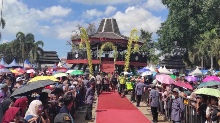 SIRAMAN GONG PRADAH: Ribuan warga memadati Alun-alun Lodoyo Kabupaten Blitar, Jawa Timur, untuk menyaksikan tradisi siraman Gong Kiai Pradah, Kamis (27/8/2026)