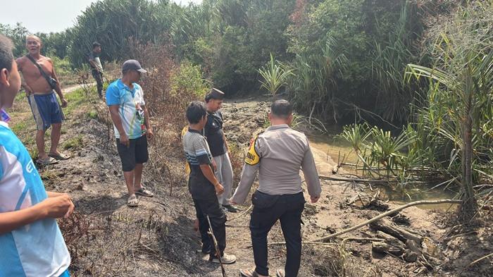 PELAJAR DISERANG BUAYA — Anggota kepolisian dan sejumlah warga saat mendatangi TKP lokasi pelajar 17 tahun diserang buaya di Sungai Mancung, Kecamatan Kelapa, Bangka Barat, Rabu (26/8/2026).