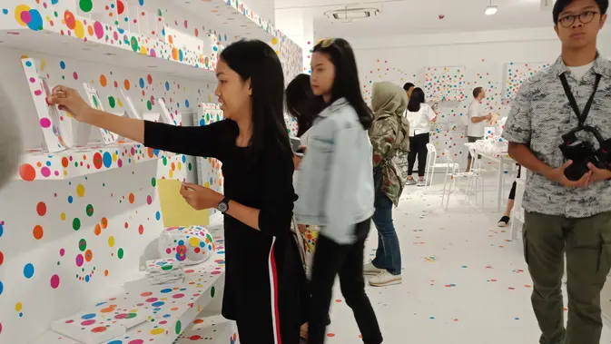 The Obliteration Room, karya Yayoi Kusama Ramai Pengunjung. (Liputan6/Vinsensia Dianawanti)