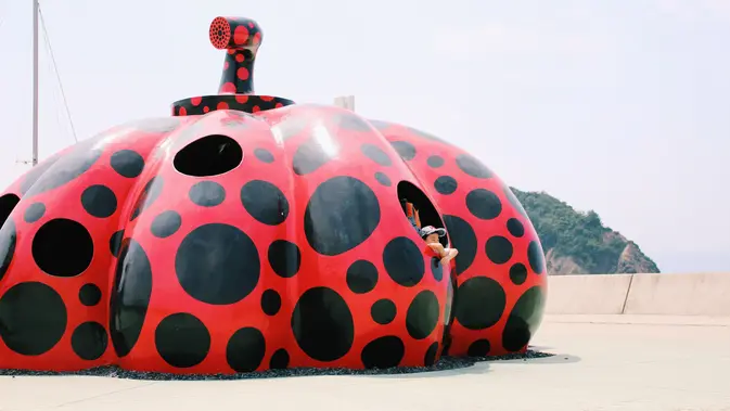 Salah satu Labu Raksasa karya Yayoi Kusama di pulau Naoshima | unsplash.com/@rena07