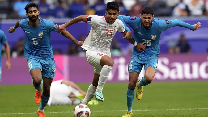 Timnas Suriah meraih kemenangan 1-0 atas India pada laga ketiga Grup B Piala Asia 2023 di Al Bayt Stadium, Al Khor, Selasa (23/1/2024) malam WIB. Hasil tersebut membuat Suriah lolos ke-16 besar dengan status satu dari empat peringkat tiga terbaik. (AP Photo/Aijaz Rahi)