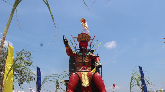 SEMBAHYANG REBUT - Patung Thai Se Ja (atau Ta Se Ye) adalah replika figur raksasa yang melambangkan Raja Akhirat atau Dewa Penjaga Arwah dalam tradisi masyarakat Tionghoa.