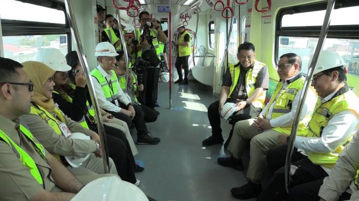 LRT JAKARTA - Gubernur DKI Jakarta Pramono Anung bersama jajaran Pemprov DKI Jakarta dan direksi PT Jakarta Propertindo (Jakpro) menjajal LRT Jakarta Fase 1B Rawamangun-Manggarai, Selasa (14/7/2026).