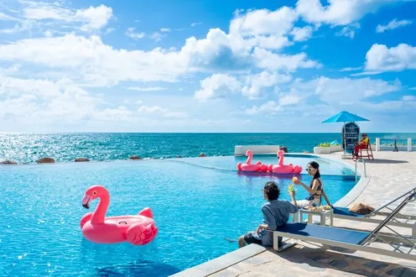 Oceanfront relaxation meets entertainment at Santo Beach Clubs infinity pools on Hon Thom Island. Photo courtesy of Sun Group