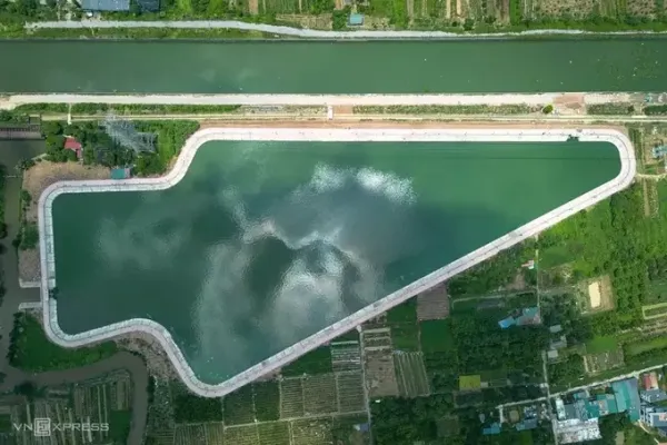 Lake Yen Nghia 2 in An Khanh Commune spans an area of around 5 hectares. With the total investment of 9.5 million USD, it is largely completed and began holding water after rains in May.  Photo by Read/Bang Giang