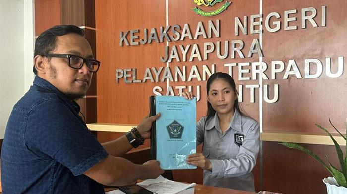 DUGAAN KORUPSI - Koordinator LSM Gempur Papua, Panji Agung Mangkunegoro saat melaporkan kasus dugaan korupsi pada jajaran Dinas Pendidikan Kabupaten Keerom di Kejaksaan Negeri Jayapura.