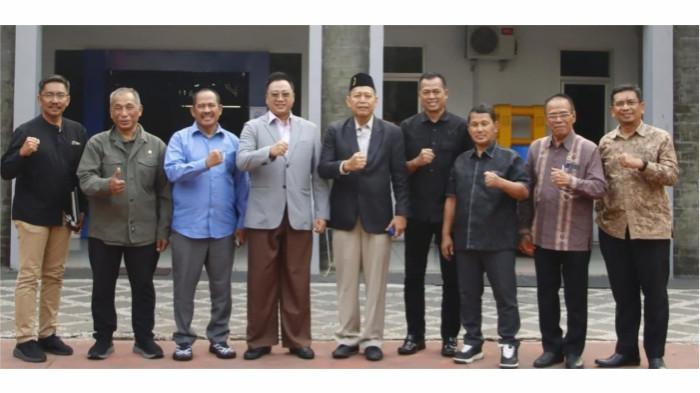 RAPAT - Samsul Hidayat, S.H. bersama DPRD Provinsi Jawa Barat melaksanakan rapat kerja