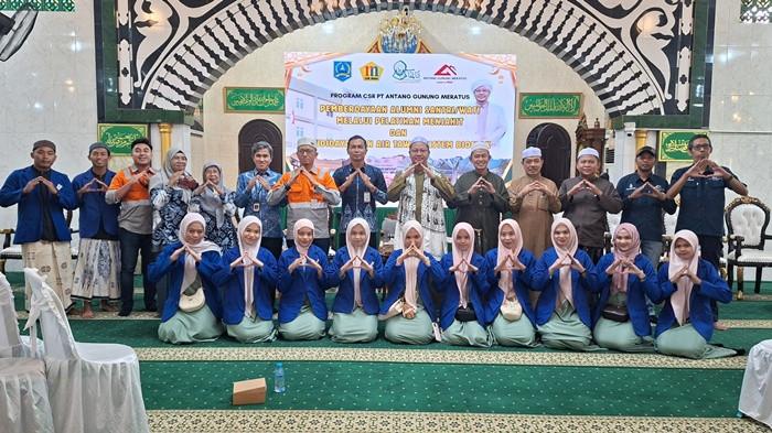 CSR PT AGM bersama pimpinan Ponpes Dalpa Kandangan dan santri/santriwati pelatihan.