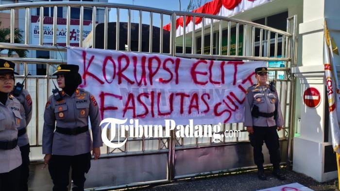 AKSI DEMO- Puluhan mahasiswa UIN Imam Bonjol (IB) Padang mendatangi Kantor Kejaksaan Tinggi (Kejati) Sumatera Barat (Sumbar) untuk menggelar aksi demonstrasi, Kamis (27/8/2026) sore.