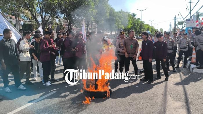 AKSI DEMO MAHASISWA- Usai setengah jam berorasi, puluhan mahasiswa UIN Imam Bonjol (IB) Padang menggelar aksi bakar ban di depan Kantor Kejaksaan Tinggi (Kejati) Sumatera Barat (Sumbar), Kamis (27/8/2026) sore.