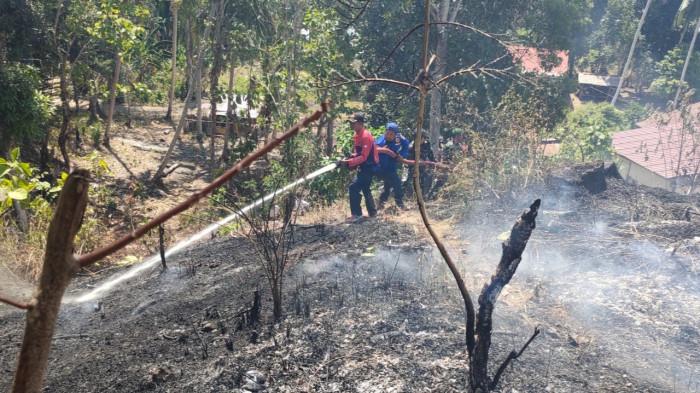 KEBAKARAN LAHAN - Damkar gabungan berjibaku padamkan kebakaran lahan seluas dua hektar di Kelurahan Rangas, Mamuju, Sulbar, Selasa (25/8/2026)