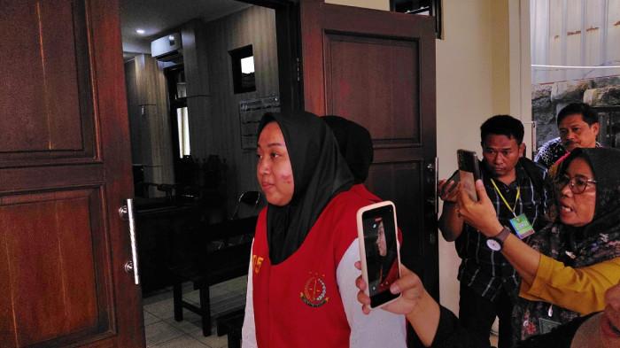 SIDANG PERDANA - Foto Nurma Handika Sari, eks karyawan Bank Mandiri saat akan mengikuti sidang perdana perkara dugaan penipuan dan penggelapan uang pensiunan Bank Mandiri Taspen Cabang Purwokerto, digelar di Pengadilan Negeri (PN) Purwokerto, Kamis (27/8/2026). Agenda sidang kali ini adalah pembacaan dakwaan oleh Jaksa Penuntut Umum (JPU).