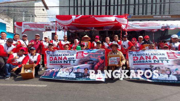 GALANG DANA – Bupati Bangka Selatan, Riza Herdavid bersama jajaran Forkopimda dan kepala OPD ketika melakukan penggalangan dana dinosaurus saat pawai dan karnaval HUT RI, Kamis (27/8/2026). Aksi tersebut dilakukan dalam rangka penggalangan dana untuk masyarakat NTT.