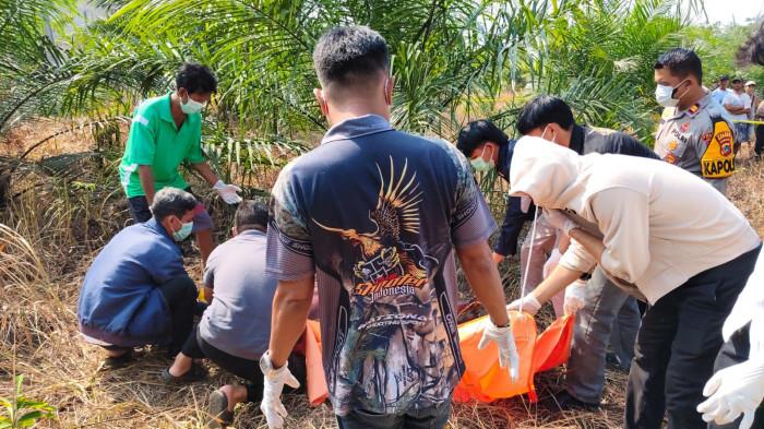 PENEMUAN MAYAT -- Kapolsek Mendo Barat, Iptu Wendy Oktasa didampingi anggota ketika mendatangi TKP dan mengevakuasi mayat, Kamis (27/8/2026)