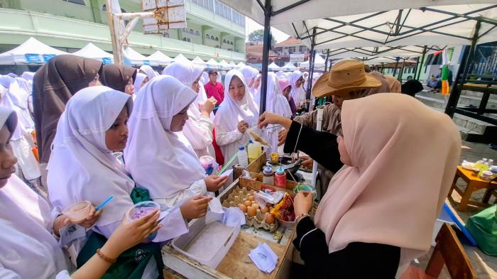 MAULID NABI MUHAMMAD - Peringatan Maulid Nabi Muhammad SAW di Pondok Pesantren Al-Qur'an Al-Falah, Desa Tenjolaya, Kecamatan Cicalengka, Kabupaten Bandung dengan bazar sholawat.