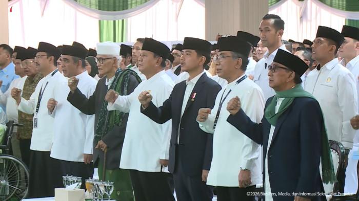 Presiden RI Prabowo Subianto dan Wakil Presiden RI Gibran Rakabumung Raka turut menyanyikan lagu Ya Lal Wathon dalam pembukaan Muktamar ke-35 Nahdlatul Ulama (NU), Kamis (27/8/2026) sore di Pondok Pesantren Bahrul Ulum Tambakberas, Kabupaten Jombang, Jawa Timur.
