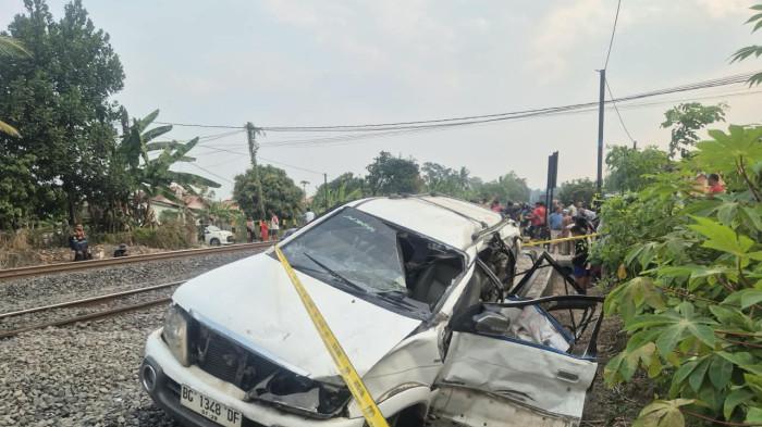 RINGSEK - Mobil Panther yang Ditabrak Kereta Api di Prabumulih, Kamis (27/8/2026).