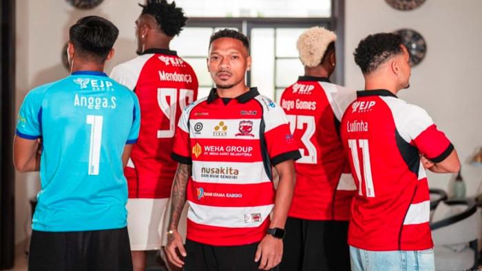 JERSEY MUSIM 2026-2027 - Pemain Madura United menggunakan jersey terbaru yang akan digunakan musim 2026/2027.