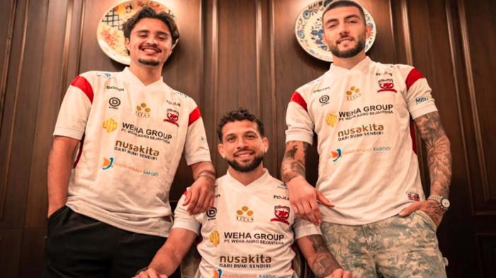 JERSEY AWAY - Pemain Madura United menggunakan jersey kedua terbaru yang akan digunakan musim 2026/2027. Jersey kedua musim ini didominasi warna putih