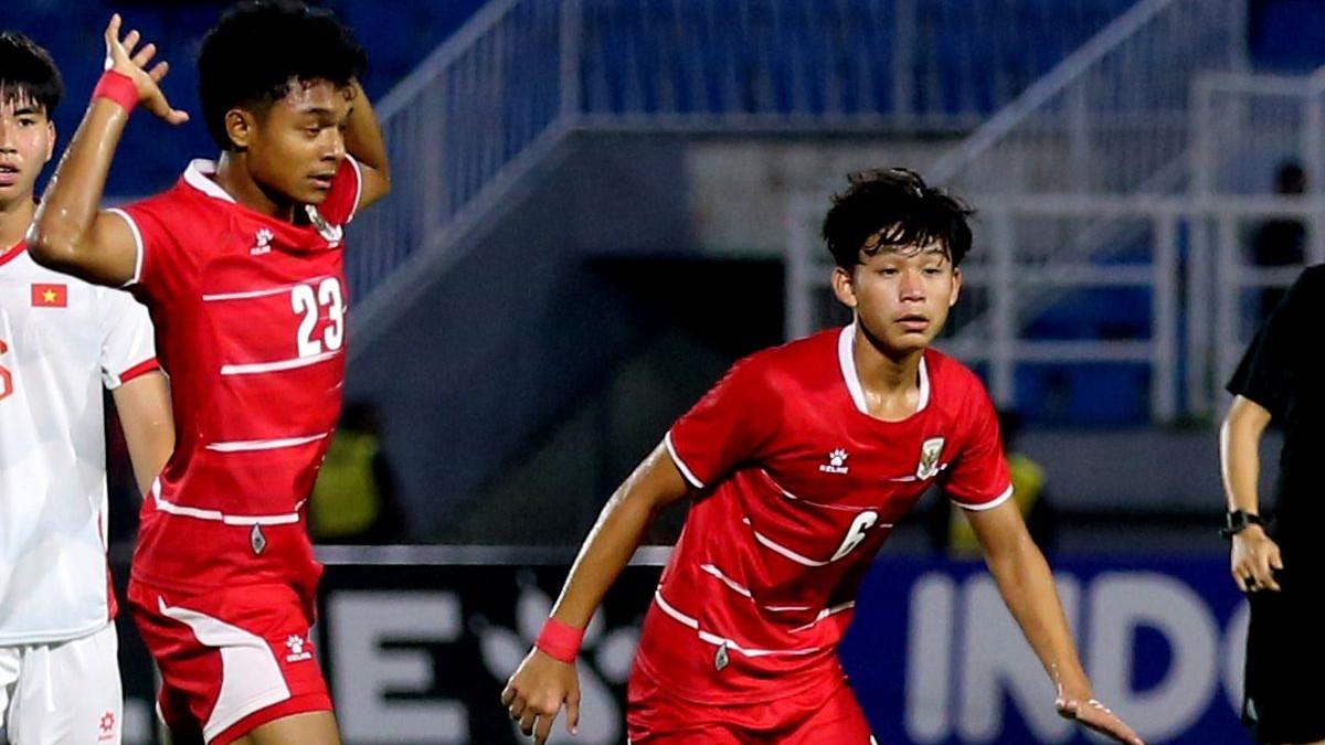 Pemain timnas u17 Indonesia Chico Jericho Yarangga dan Girly Andrade Guevara melanggar pemain Vietnam saat laga ketiga babak penyisihan Grup A ASEAN U17 Championship 2026 yang berakhir dengan skor 0-0 di Stadion Gelora Delta Sidoarjo, Jawa Timur, Minggu (19/4/2026) malam