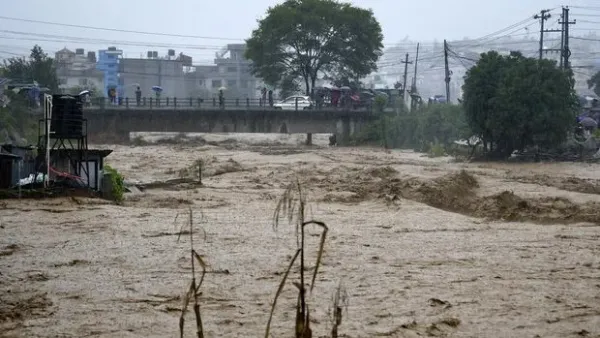 Sejumlah infrastruktur di Kathmandu, Nepal, mengalami kerusakan akibat diterjang banjir besar. Salah satunya adalah jembatan yang melintang di atas Sungai Bagmati.