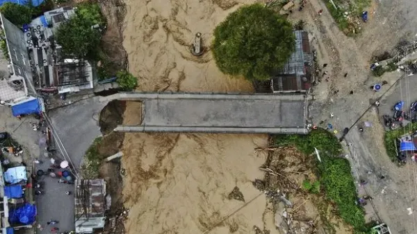Sejumlah infrastruktur di Kathmandu, Nepal, mengalami kerusakan akibat diterjang banjir besar. Salah satunya adalah jembatan yang melintang di atas Sungai Bagmati.