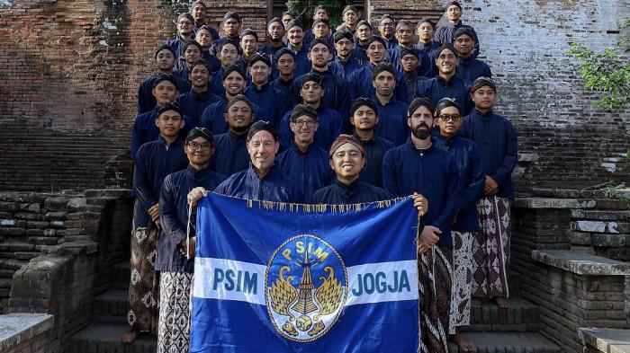 Punggawa PSIM Yogyakarta berfoto bersama seusai berziarah ke makam Raja-raja Mataram di Kotagede dan Imogiri, Bantul, Rabu (26/8/2026).