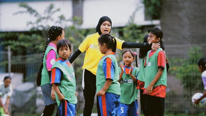 BERI ARAHAN - Pelatih kepala Sekolah Sepak Bola (SSB) Princess Wijaya Saputra yang berada di Kabupaten Subang, Jawa Barat, Cici Fatimah Azzahra, menilai keberhasilan Timnas putri U16 Indonesia menjadi runner-up Srikandi Merdeka Cup 2026 dapat menjadi momentum untuk membangun harapan baru sepak bola putri nasional.