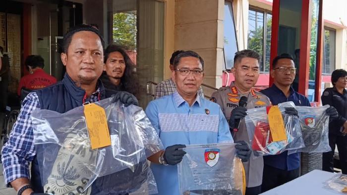 PEMBUNUH SOPIR - Momen Dirreskrimum Polda Sumut, Kombes Cornelius Mangarahon Simanjuntak (tengah), Kasubdit Jatanras Kompol Jama Kita Purba (kiri), dan Kabid Humas Polda Sumut, Kombes Ferry Walintukan (kanan), ketika menggelar konferensi pers pembunuhan sopir taksi online, Kamis (27/8/2206). Empat orang ditangkap diantaranya 2 pelaku utama, dan 2 penadah mobil korban.