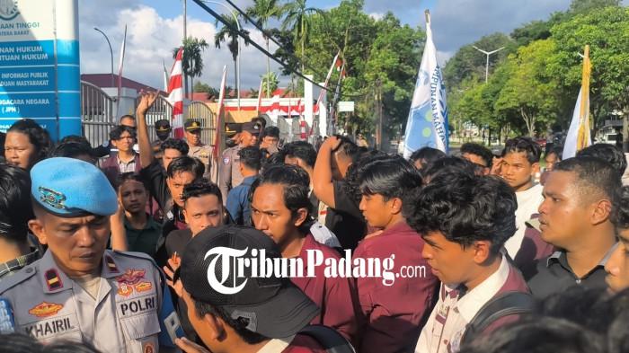 AKSI DEMO- Suasana saat aksi saling dorong antara massa dari Mahasiswa UIN IB Padang dengan kepolisian di depan Kantor Kejati Sumbar, Kamis (27/8/2026). Aksi memanas akibat Kepala Kejati Sumbar tak menemui massa setelah satu jam berorasi.