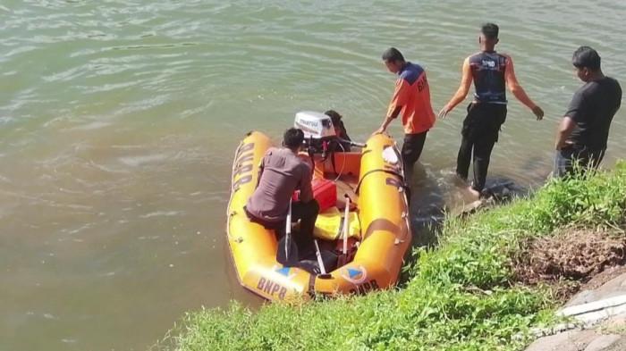 PENCARIAN ANAK HANYUT- Petugas BPBD Padang Pariaman membantu pencarian anak hanyut saat mandi-mandi di Sungai Batang Nareh, Korong Lembak Pasang, Nagari Pilubang, Kecamatan Sungai Limau, Kabupaten Padang Pariaman, Kamis (27/8/2026).