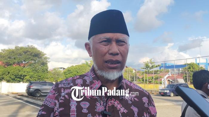 KASUS ASUSILA ASN- Gubernur Sumatera Barat Mahyeldi memberikan keterangan terkait viralnya rekaman video dugaan tindakan amoral yang melibatkan pejabat di lingkungan Pemprov Sumbar, Kamis (27/8/2026). Mahyeldi menyebut Pemprov Sumbar akan memperketat pengawasan dan melarang pejabat bertemu lawan jenis hanya berdua di dalam ruangan.